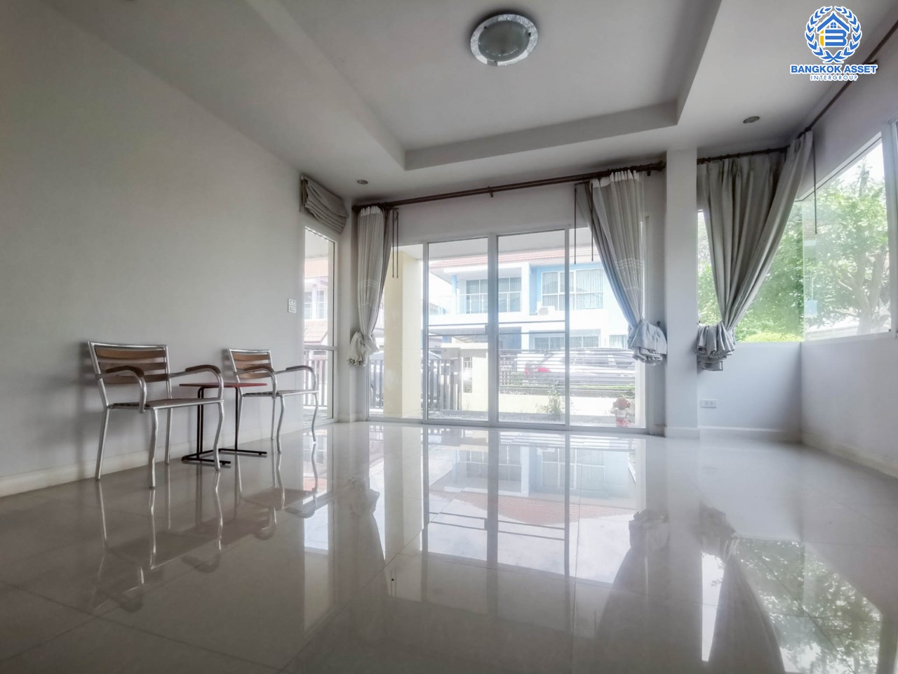 บ้านเดี่ยวมือสองย่านนนทบุรี ม.ชวนชมพาร์ค2 บางกรวย-ไทรน้อย หลังมุม เนื้อที่มากถึง 79.3 ตร.ว. ฟังก์ชัน 4 ห้องนอน 3 ห้องน้ำ 2 ที่จอดรถ บนทำเลเยี่ยม ใกล้เซ็นทรัลเวสต์เกต และรถไฟฟ้าสายสีม่วง "สถานีคลองบางไผ่"